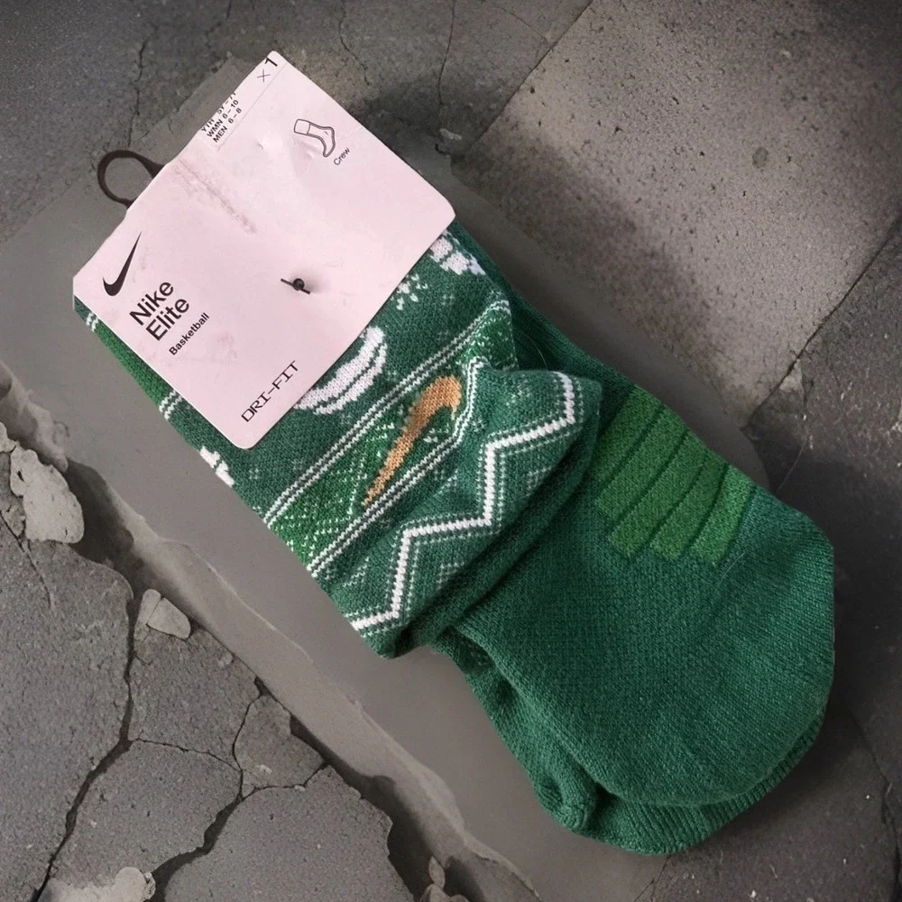 Nike Elite Crew Socks Santa 1 Pair Size Mens‎ 6-8; Wmns 6-10; Youth 5Y-7Y